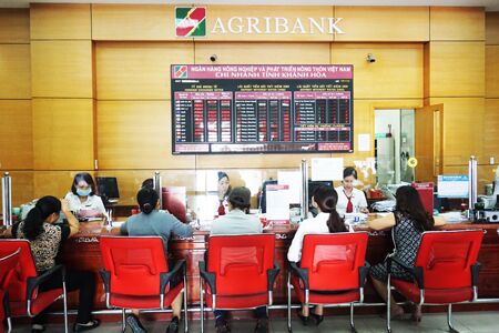 Chuyển tiền từ agribank sang vietcombank mất bao lâu Thời gian chuyển tiền từ Agribank sang Vietcombank khi thực hiện tại quầy giao dịch